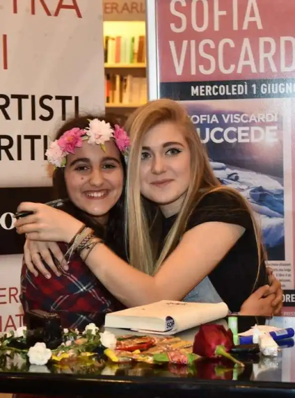 sofia viscardi in posa con una fan (2)