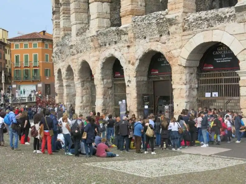 sorcini in fila dal pomeriggio photo andrea arriga