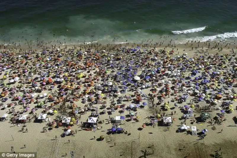 spiaggia affollata