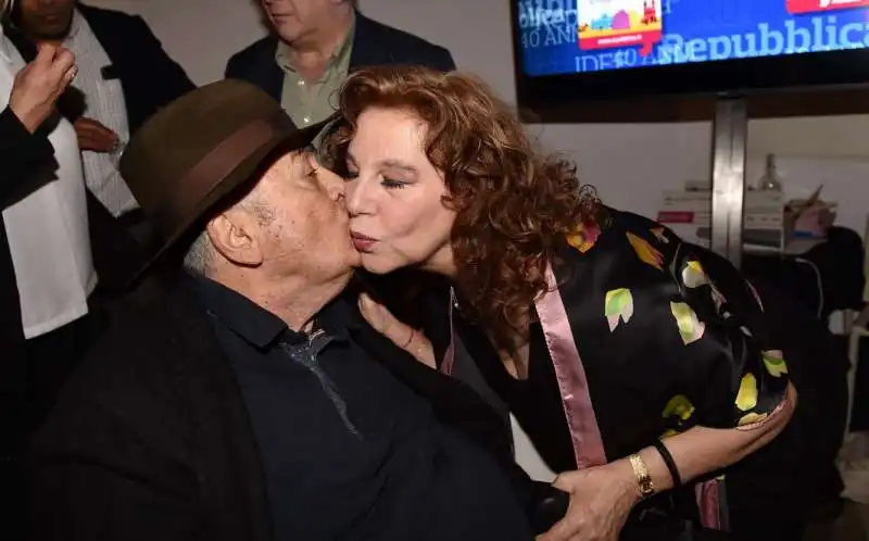 stefania sandrelli saluta bernardo bertolucci