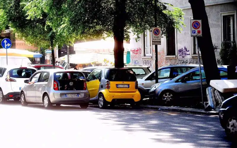 stefano parisi in doppia fila a milano  3