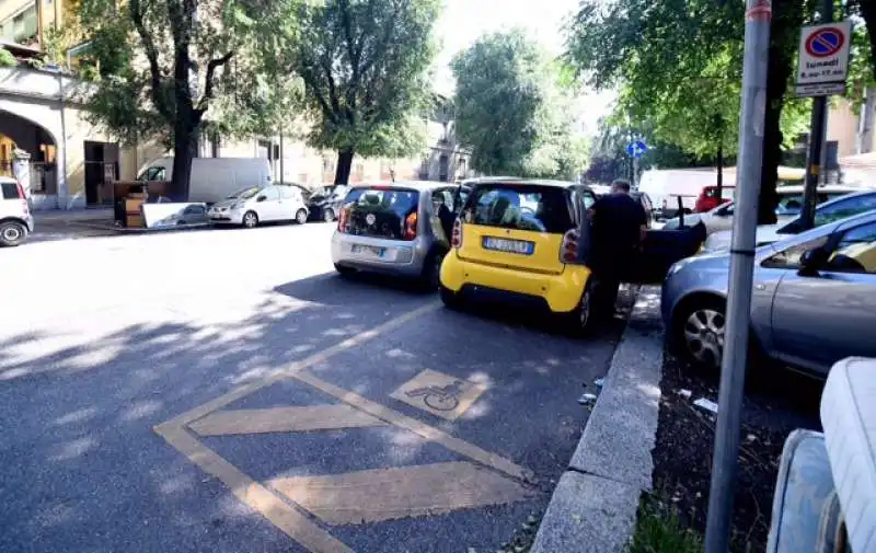 stefano parisi in doppia fila a milano  4