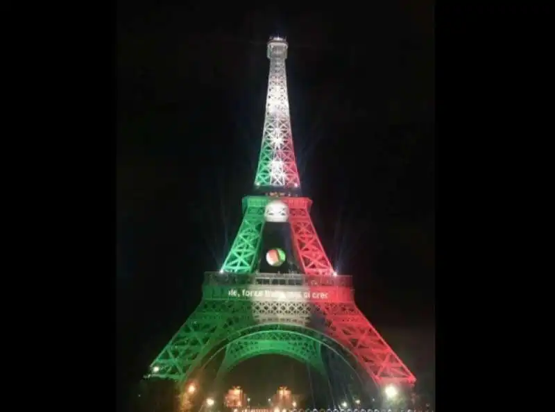 torre eiffel colorata tricolore per italia spagna