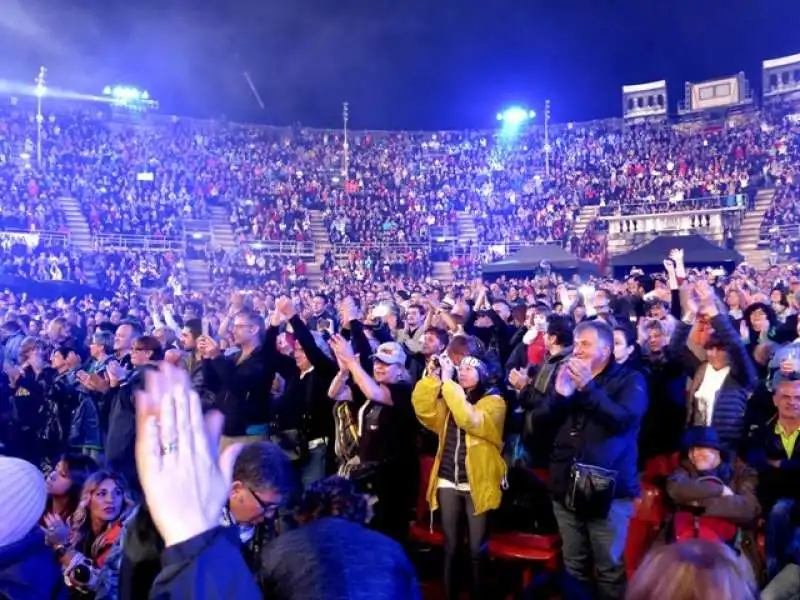 tutti in piedi per zero photo andrea arriga