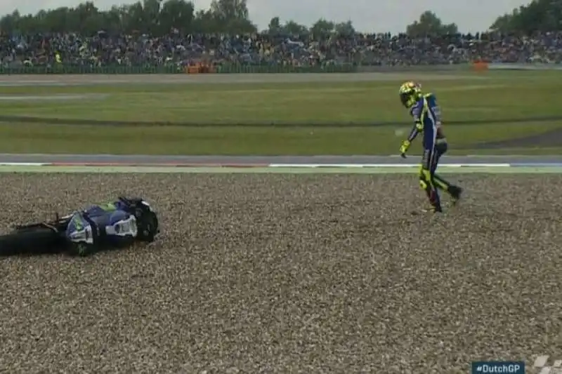 VALENTINO ROSSI CADE AD ASSEN 3