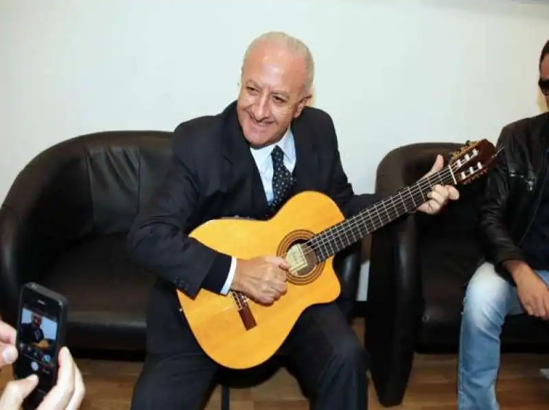 VINCENZO DE LUCA CON LA CHITARRA