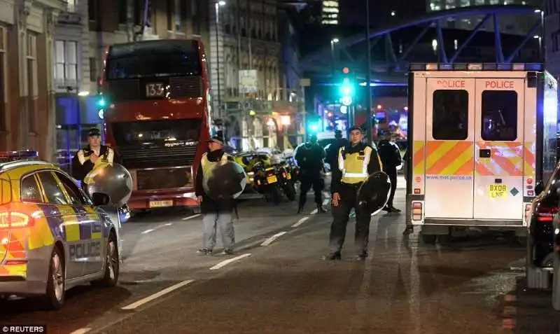 41130e1f00000578 4569638  rapid gunfire was heard in the london bridge area as armed poli a 20 1496559930998