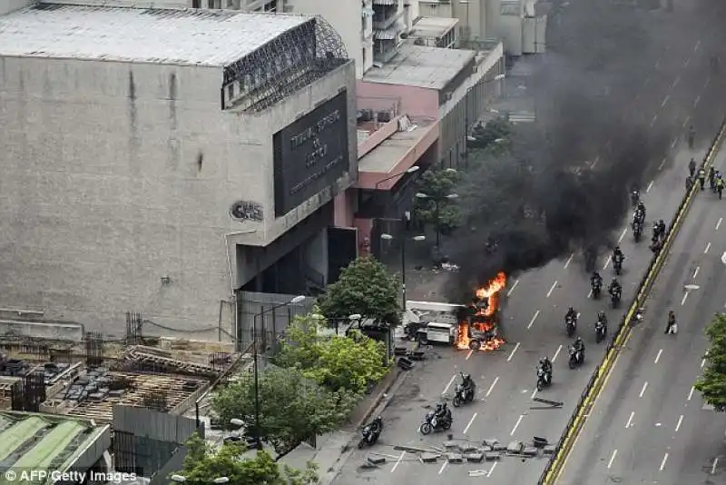 autobus in fiamme davanti alla corte suprema venezuelana