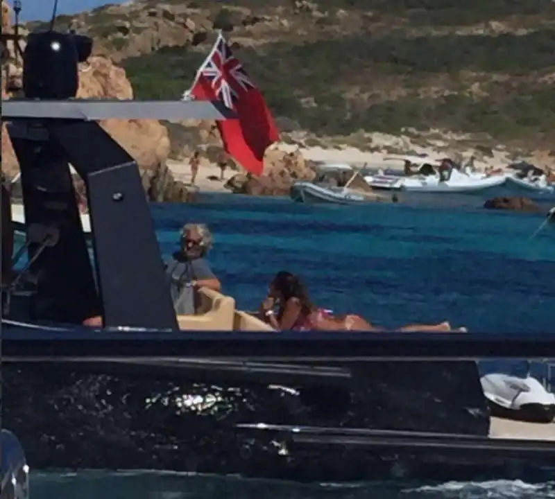 beppe grillo su yacht in sardegna foto di davide serra  1