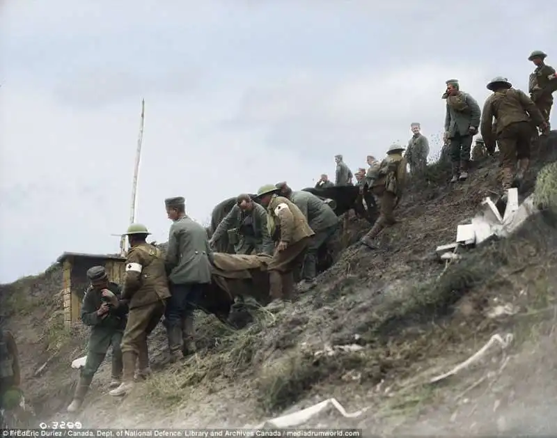 canadesi soccorrono feriti tedeschi 1918