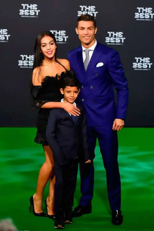 cristiano ronaldo con il figlio e georgina