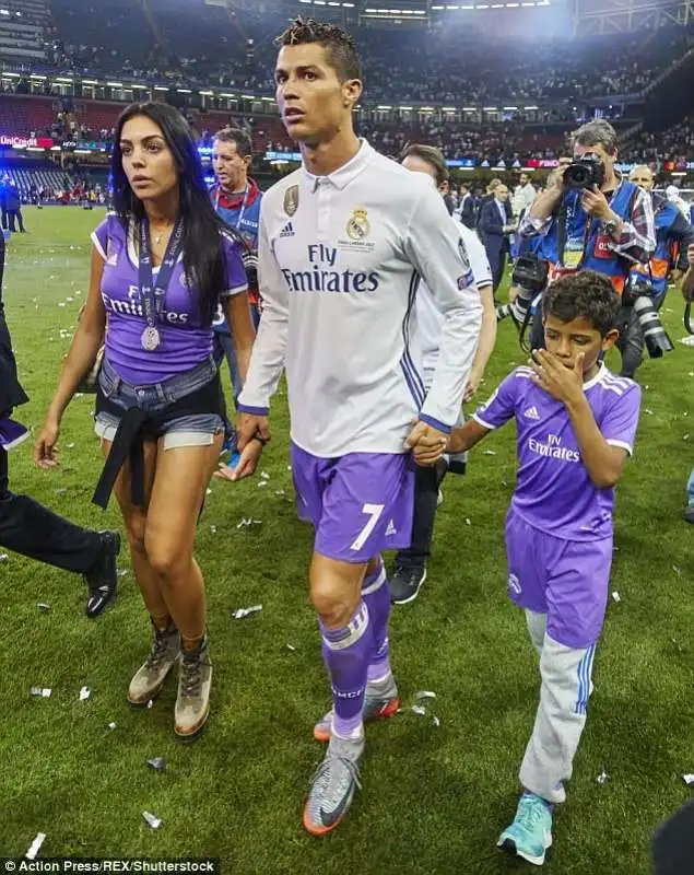 cristiano ronaldo finale di champions con figlio e georgina