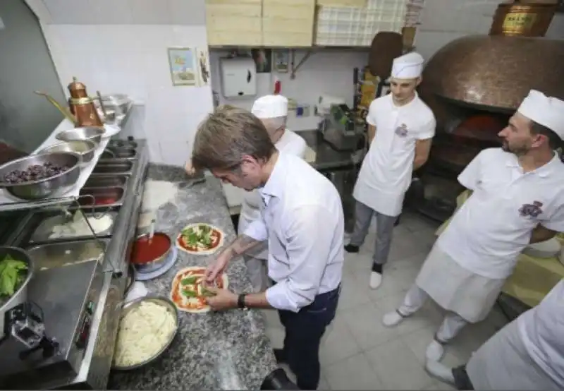 EMANUELE FILIBERTO DI SAVOIA PREPARA LA PIZZA