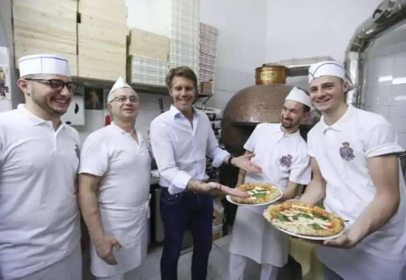 EMANUELE FILIBERTO DI SAVOIA PREPARA LA PIZZA