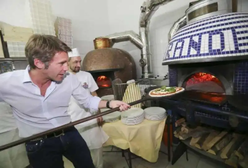 EMANUELE FILIBERTO DI SAVOIA PREPARA LA PIZZA