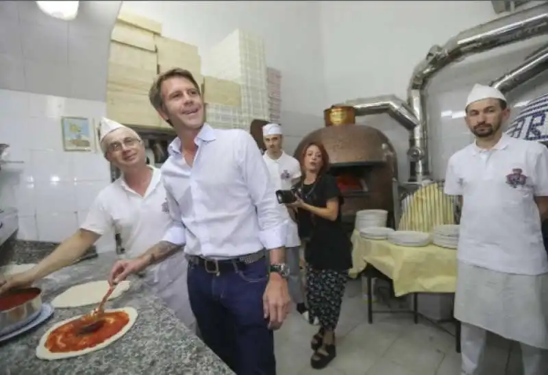 EMANUELE FILIBERTO DI SAVOIA PREPARA LA PIZZA