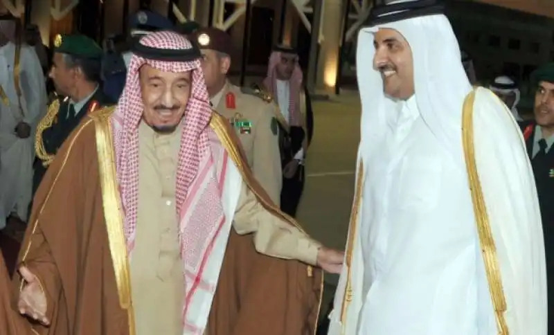 IL RE DELL ARABIA SAUDITA CON TAMIM AL THANI EMIRO DEL QATAR