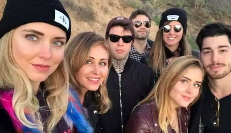 la madre di chiara ferragni con le figlie e i fidanzati