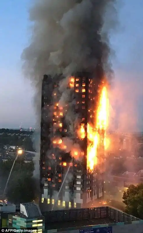 londra grattacielo in fiamme 2