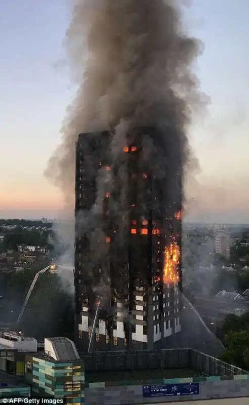 londra grattacielo in fiamme 3