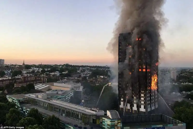 londra grattacielo in fiamme