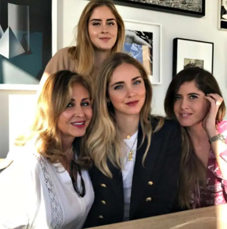 marina  di guardo con le figlie chiara valentina e francesca ferragni