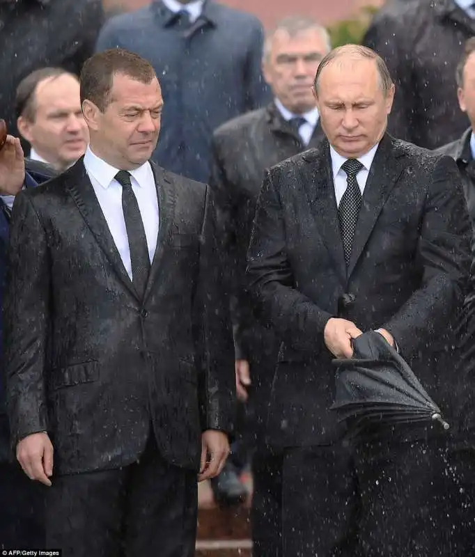 medvedev e putin sotto la pioggia 