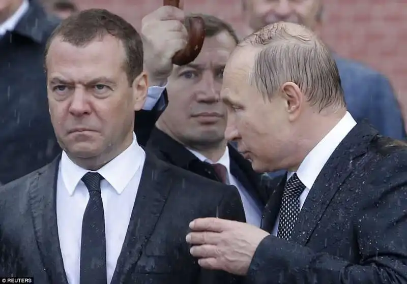 medvedev e putin sotto la pioggia