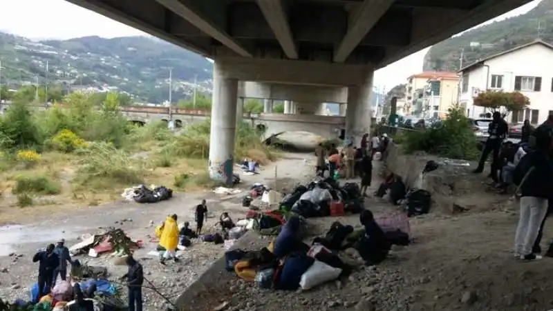 MIGRANTI ACCAMPATI SOTTO UN VIADOTTO A VENTIMIGLIA