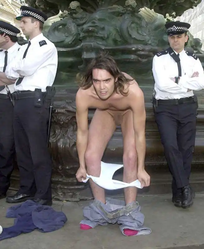 russell  brand  nudo e arrestato a londra