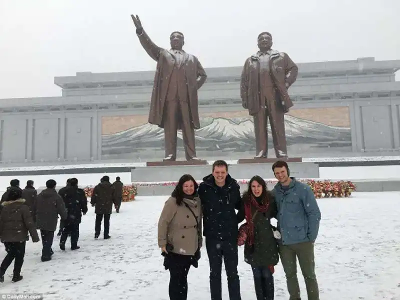 scatto sotto le statue di kim jong un e kim jong ii