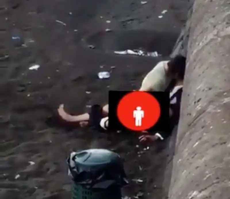 SESSO IN STRADA A NAPOLI