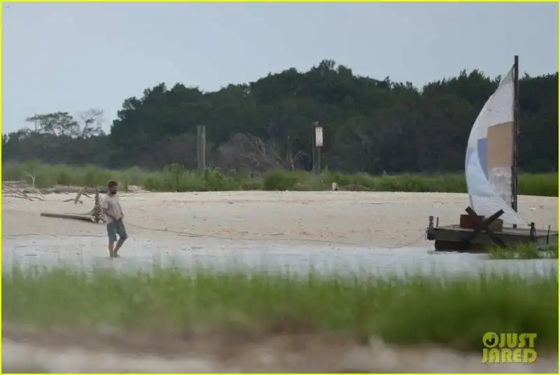 shia decide di pisciare nell oceano