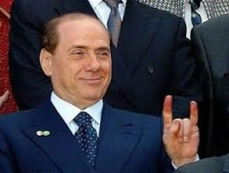 SILVIO FA LE CORNA