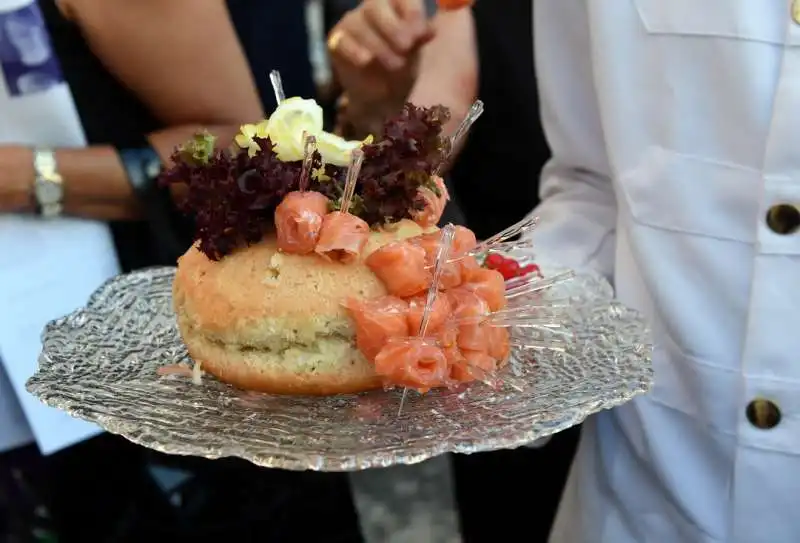 spiedini di salmone per gli invitati