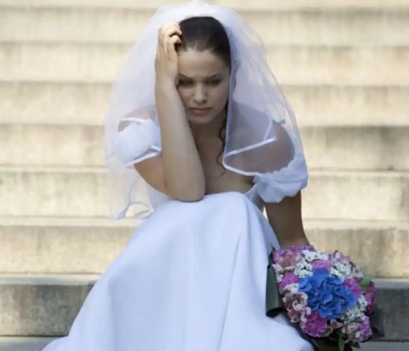 SPOSA LASCIATA ALL ALTARE