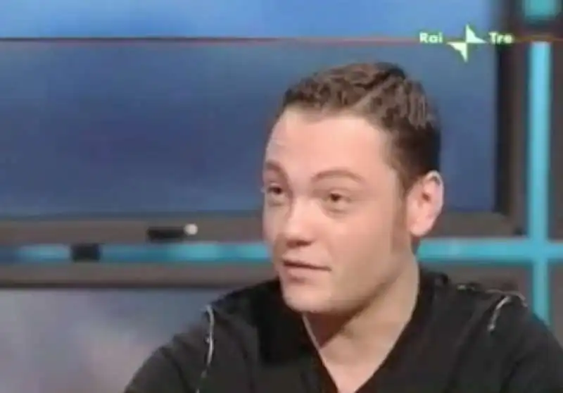 tiziano ferro sulle donne messicane coi baffi