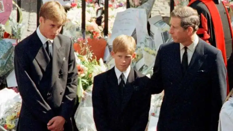 WILLIAM HARRY E CARLO D INGHILTERRA AL FUNERALE DI LADY DIANA