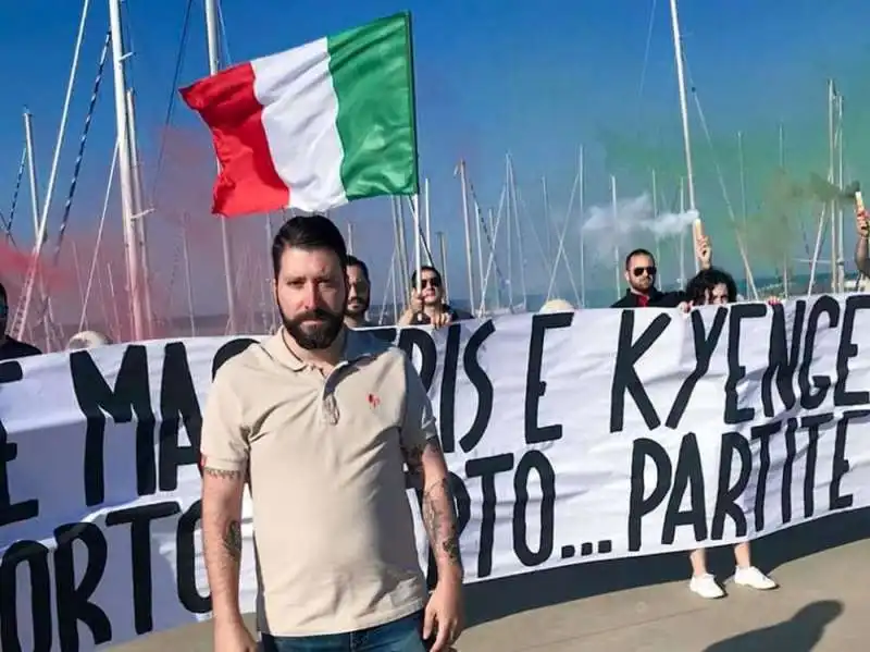 blitz casapound ostia contro kyenge e de magistris