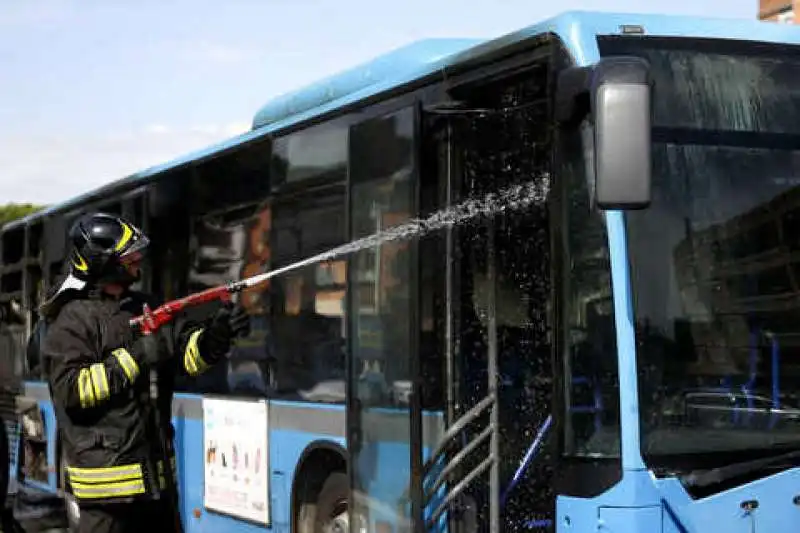 bus roma fiamme 17