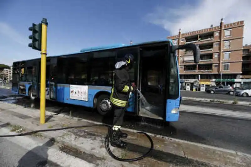 bus roma fiamme 18