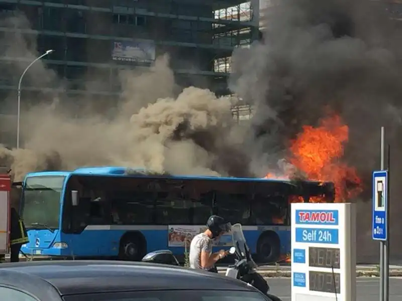 bus roma fiamme 20