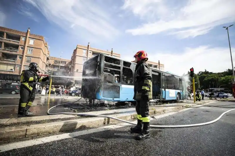 bus roma fiamme 22