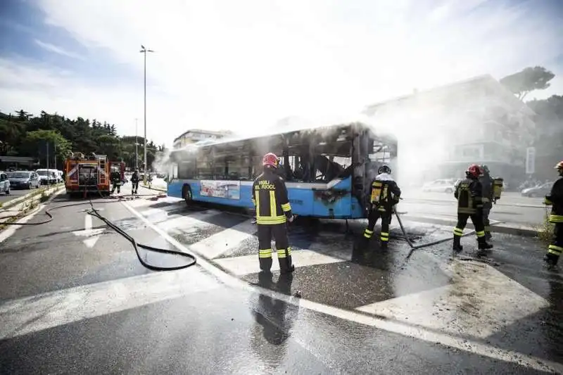 bus roma fiamme 25