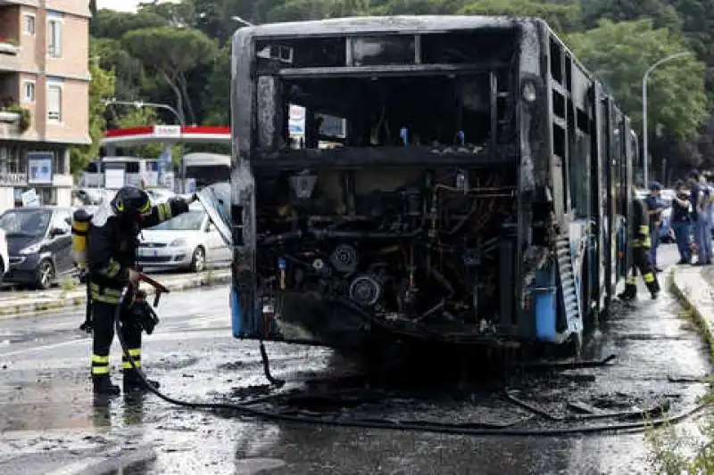 bus roma fiamme 5