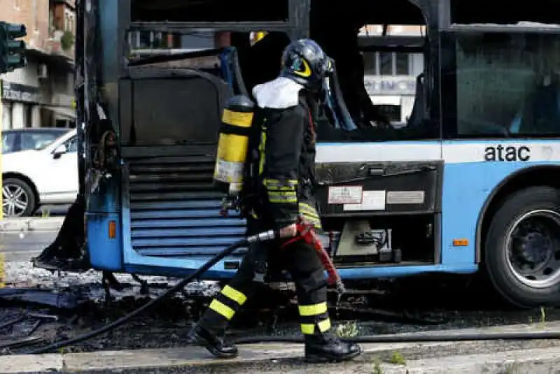 bus roma fiamme 6