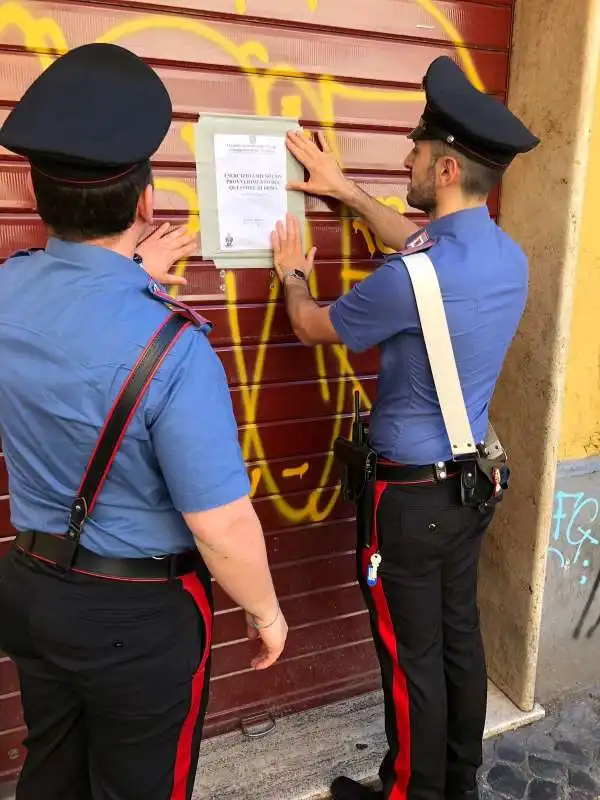 carabinieri chiudono il bar san calisto