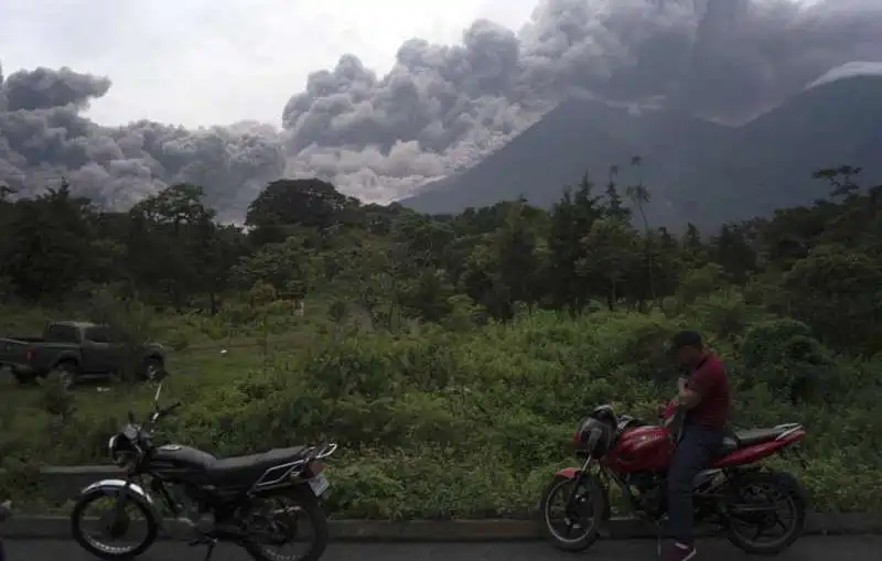 eruzione del vulcano del fuego 25