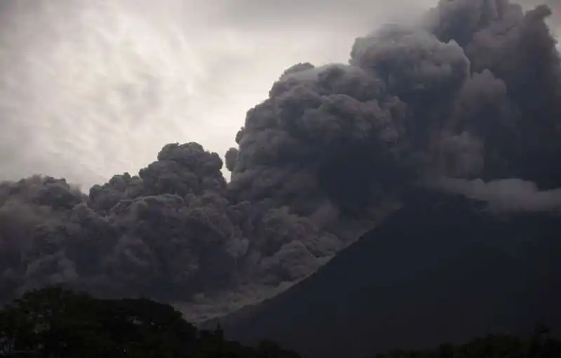 eruzione del vulcano del fuego 26