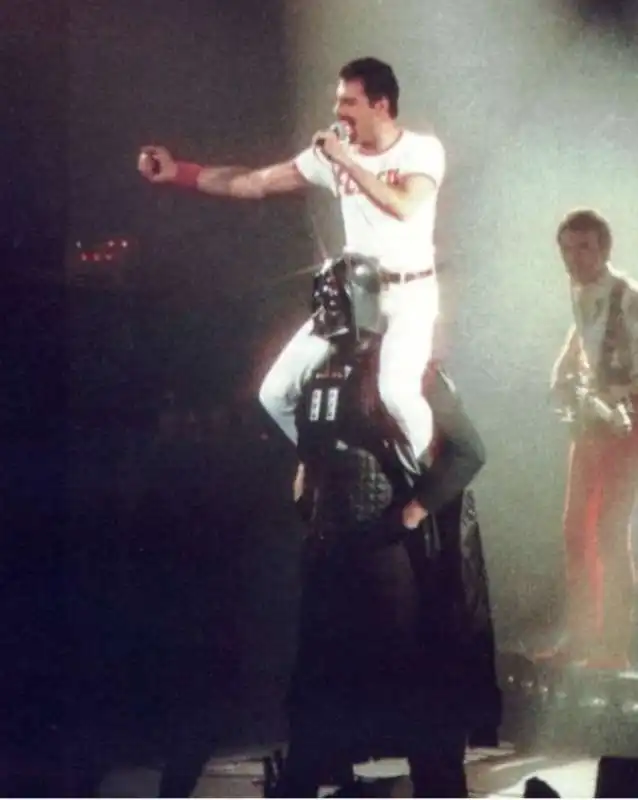 freddie mercury sulle spalle di darth vader